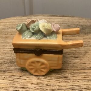 Vintage trinket box with lid